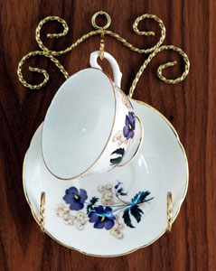 Twisted Gold Tone Wire Cup & Saucer Hanger - Shiny Gold Toned Wall Mountable Cup and Saucer Hanger